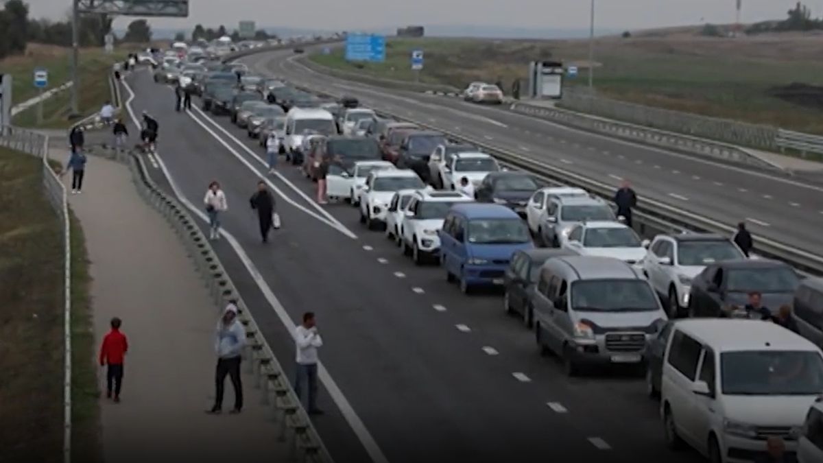 Rusové odjíždějí z Krymu. Kolona před Kerčským mostem dosáhla 22 kilometrů